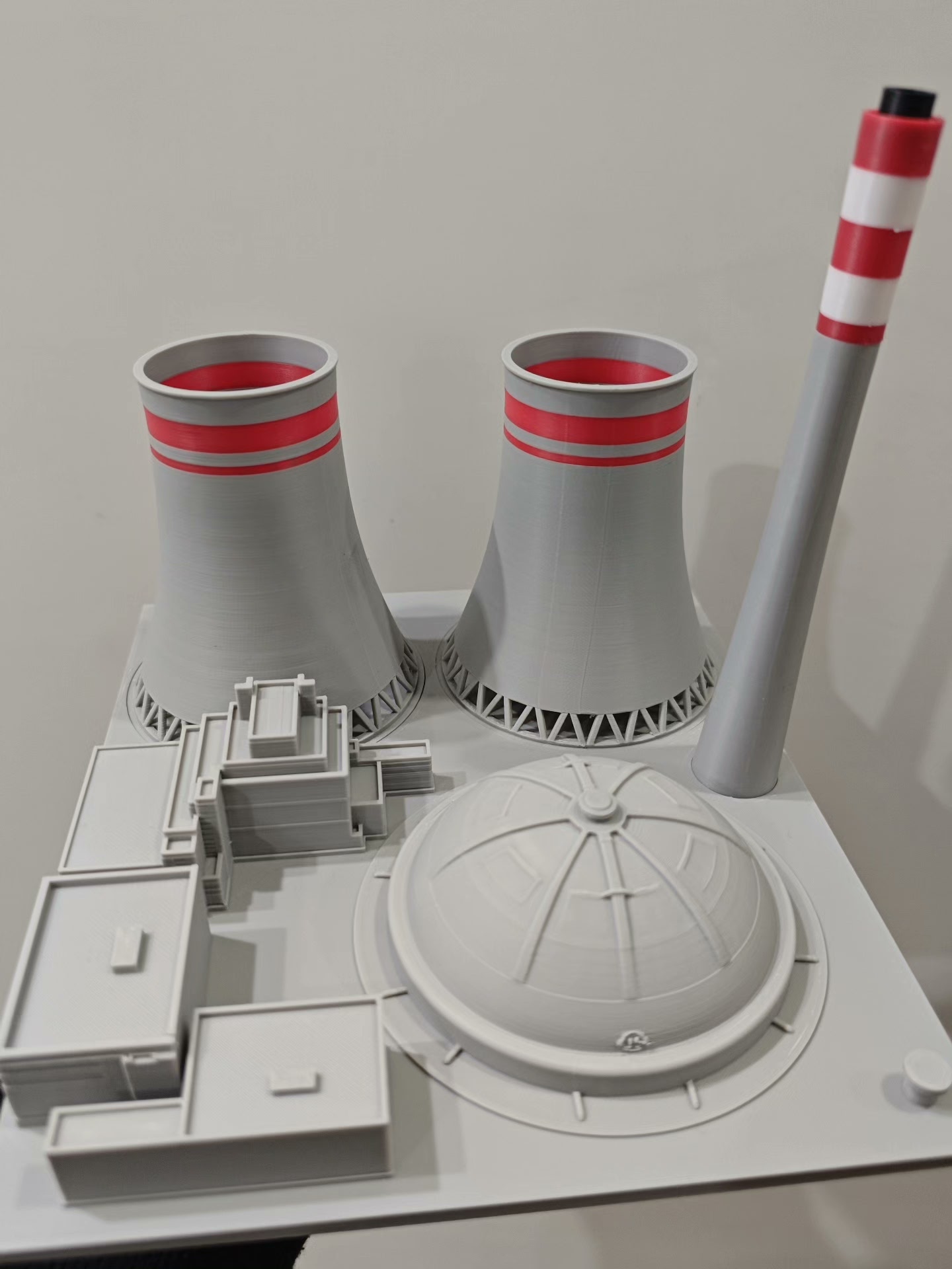 3D Printing Industrial - 3Dプリント製ミニ火力発電所モデル（煙突と冷却塔付き）、工業用デスク装飾、PETG製